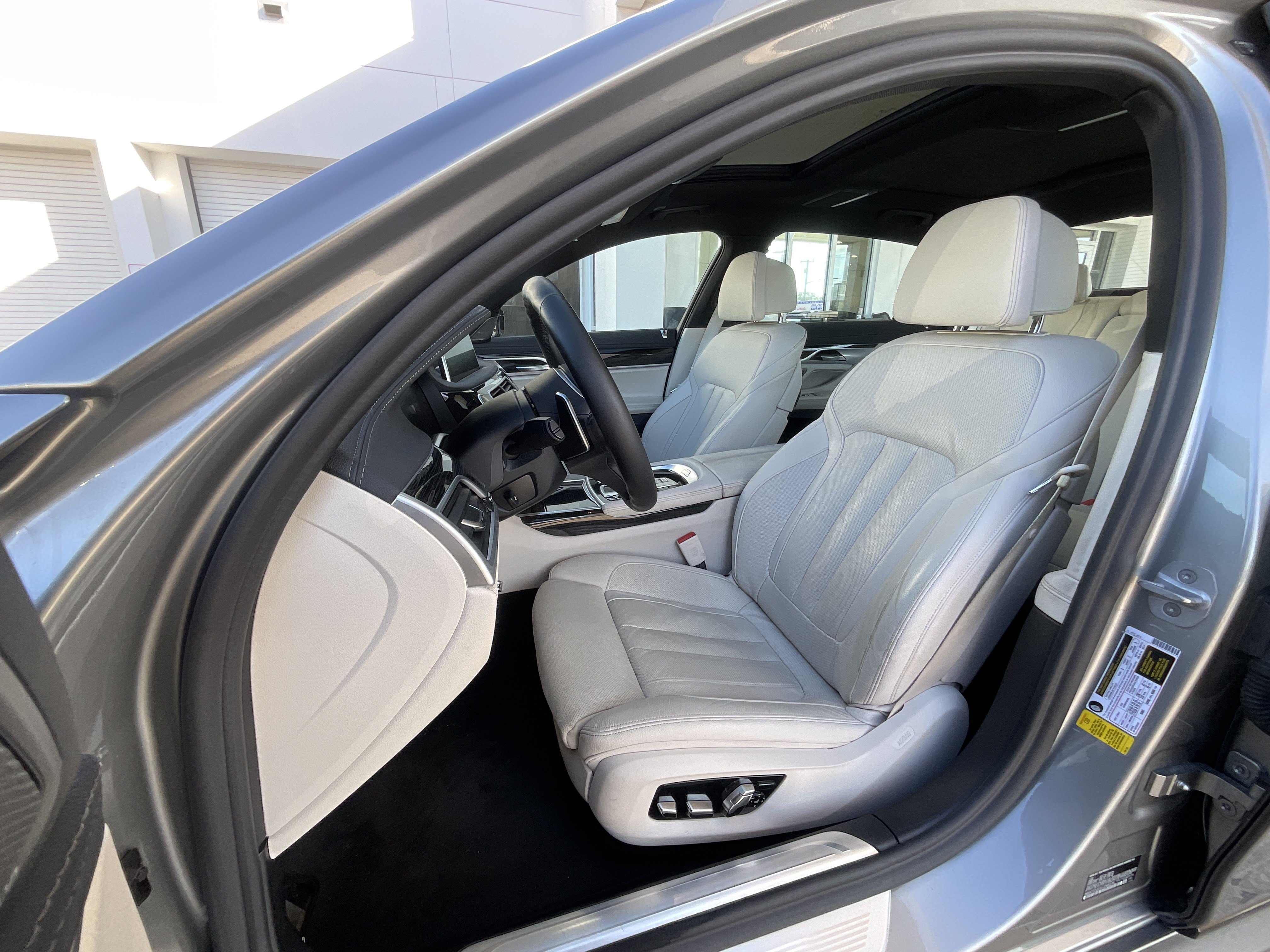 Used 2020 BMW 740i w/ M Sport Package RWD image 11