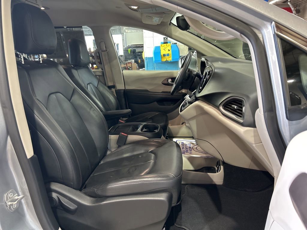 Used 2017 Chrysler Pacifica Touring-L image 42