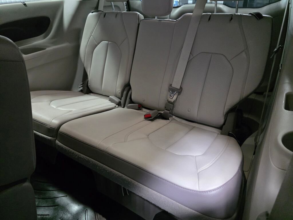 Used 2019 Chrysler Pacifica Touring-L Plus w/ Advanced Safetytec Group FWD image 11