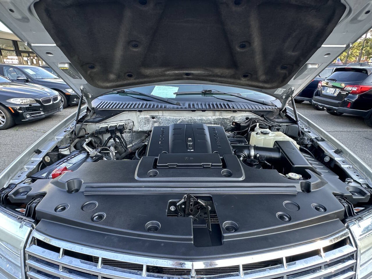 Used 2010 Lincoln Navigator 4WD image 17