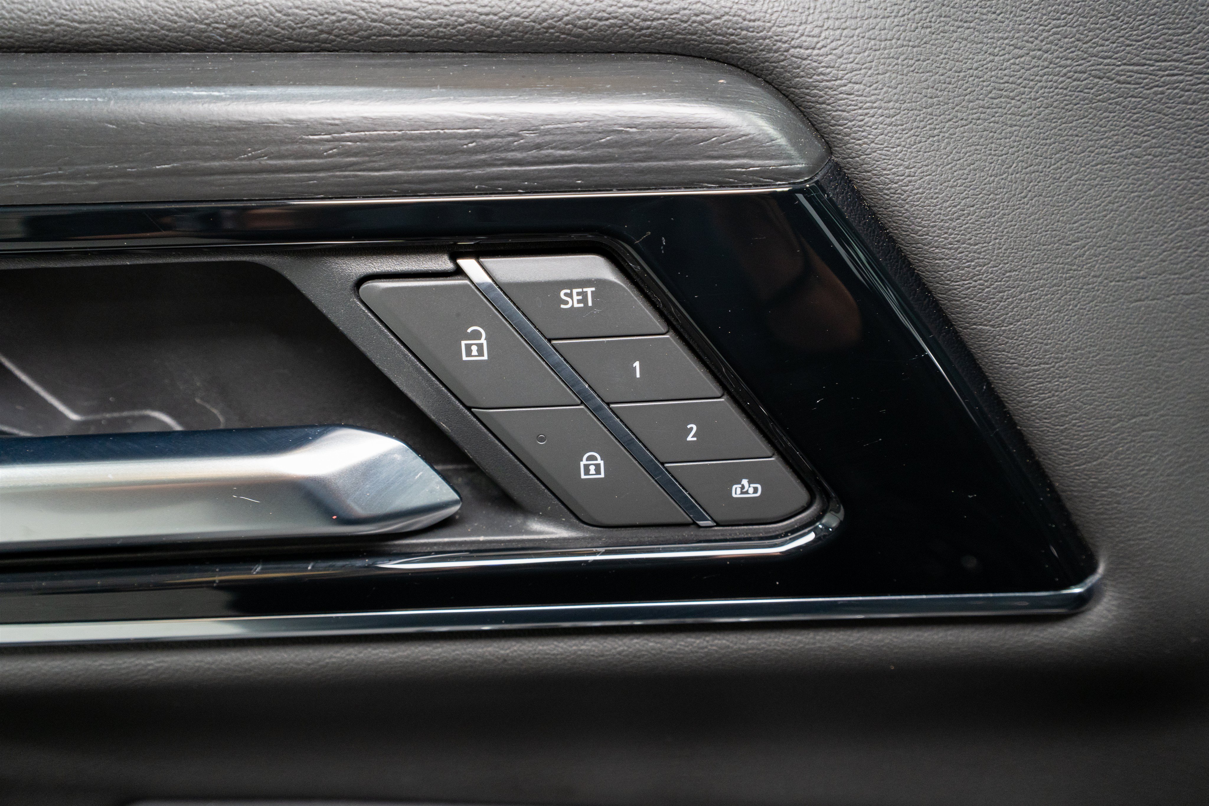 Used 2025 GMC Yukon XL Denali RWD image 14