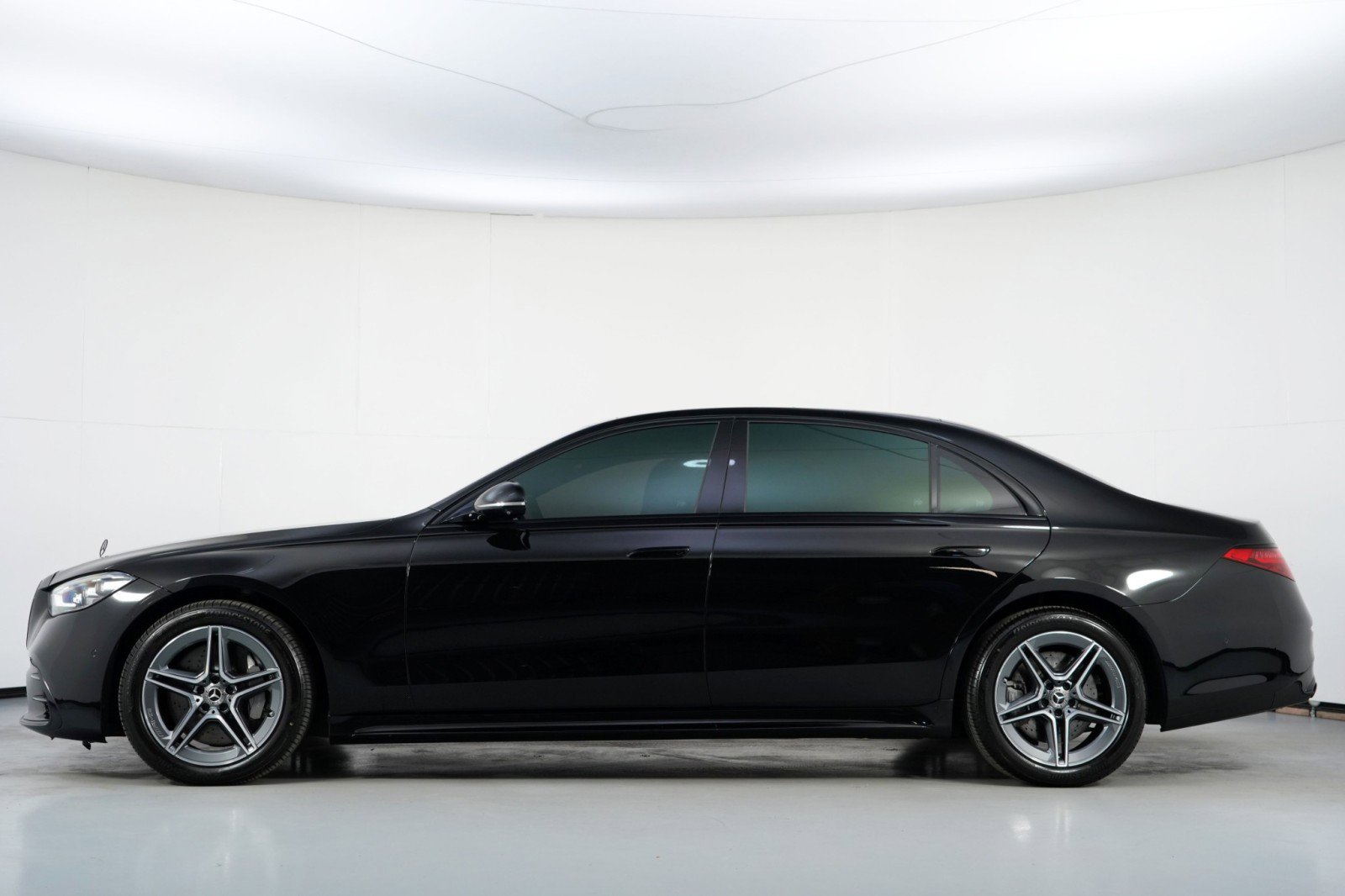 Used 2022 Mercedes-Benz S 500 4MATIC w/ AMG Line Package image 9