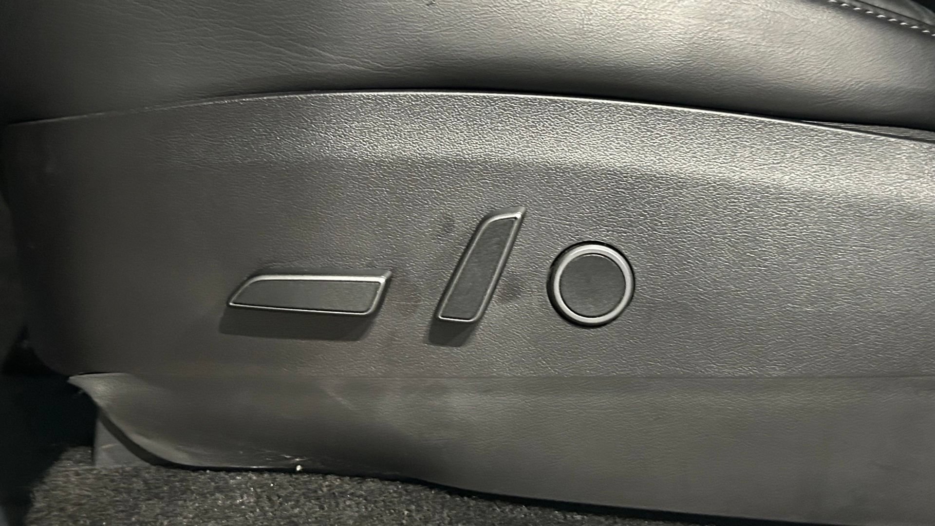 Used 2022 Tesla Model Y Long Range AWD/4WD image 41