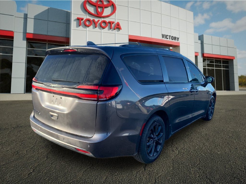 Used 2021 Chrysler Pacifica Touring-L w/ Uconnect Theater Family Group FWD image 3