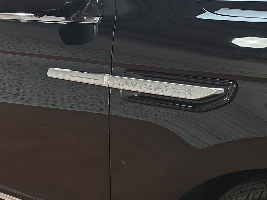 Used 2019 Lincoln Navigator Reserve image 13