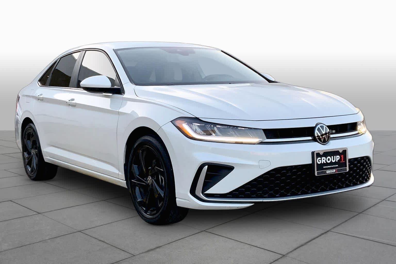 Used 2025 Volkswagen Jetta SE FWD image 3