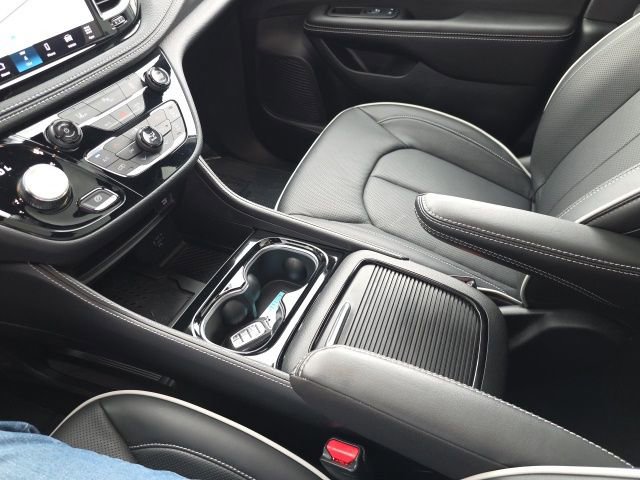 Used 2026 Chrysler Pacifica Premium image 30