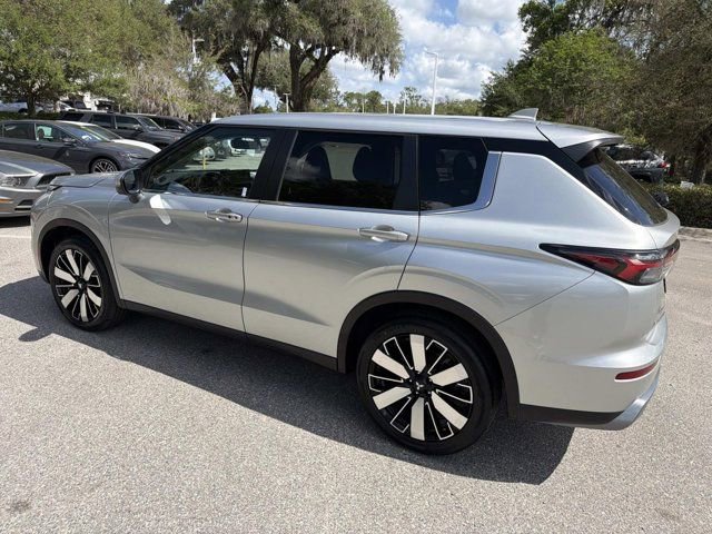 Used 2025 Mitsubishi Outlander SE FWD image 4