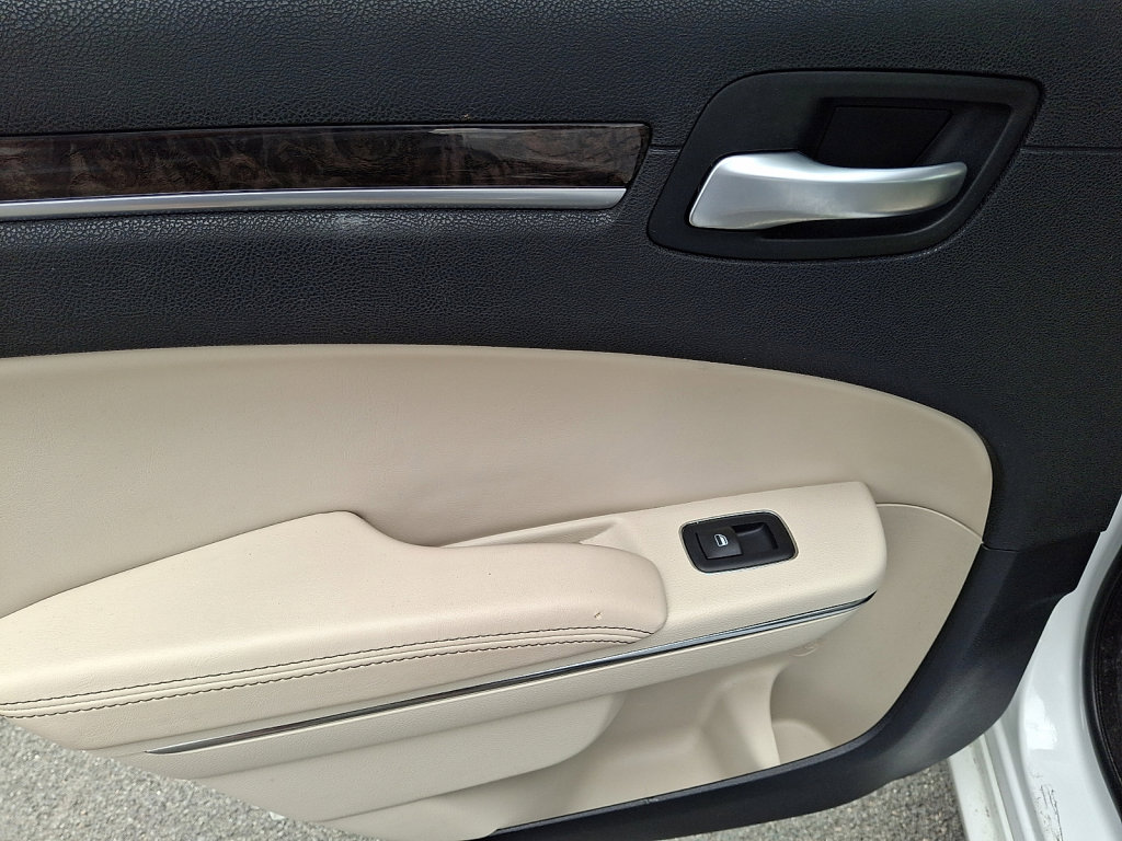Used 2018 Chrysler 300 Limited image 18