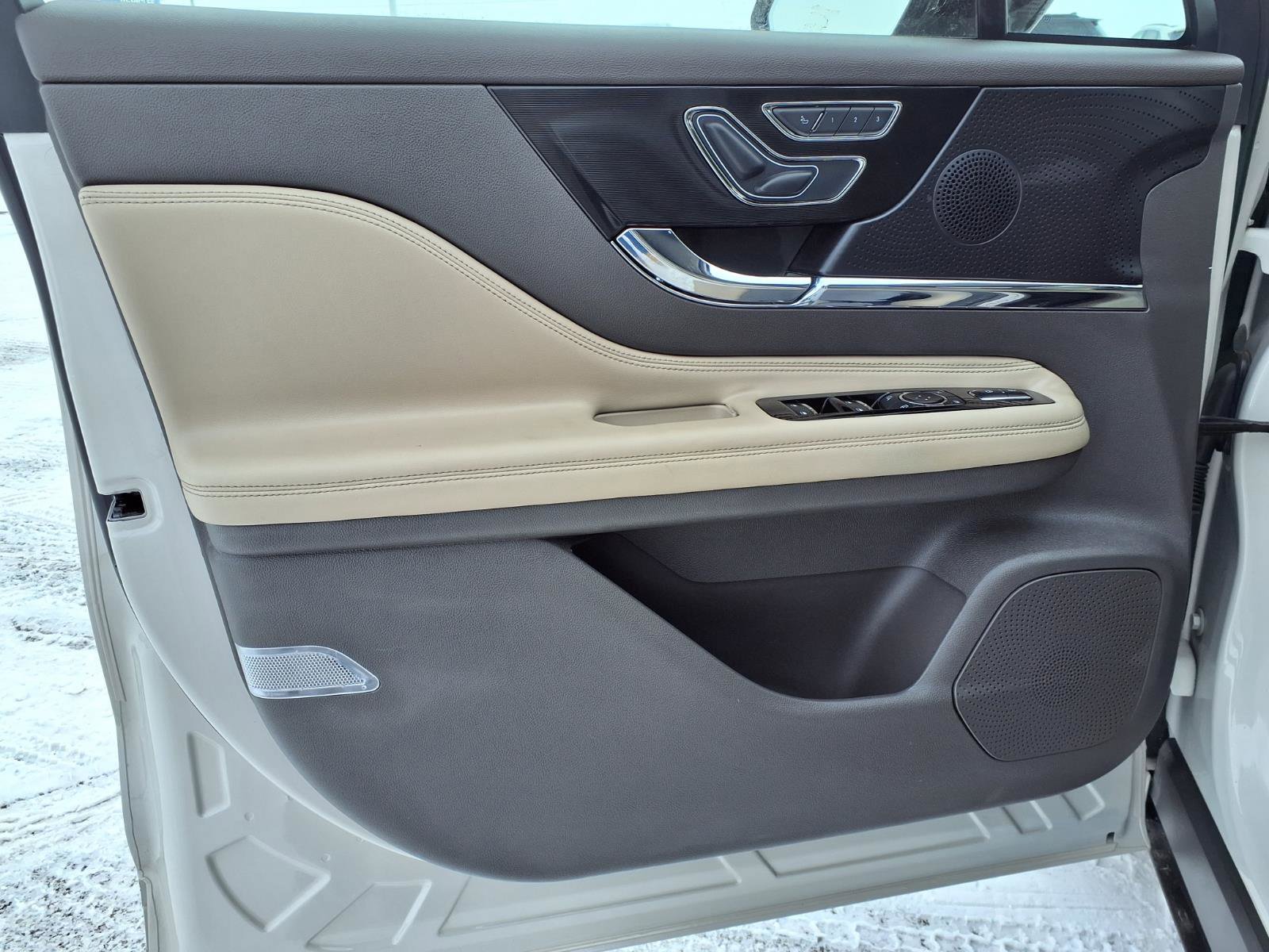 Used 2024 Lincoln Corsair Premiere w/ Equipment Group 101A image 15