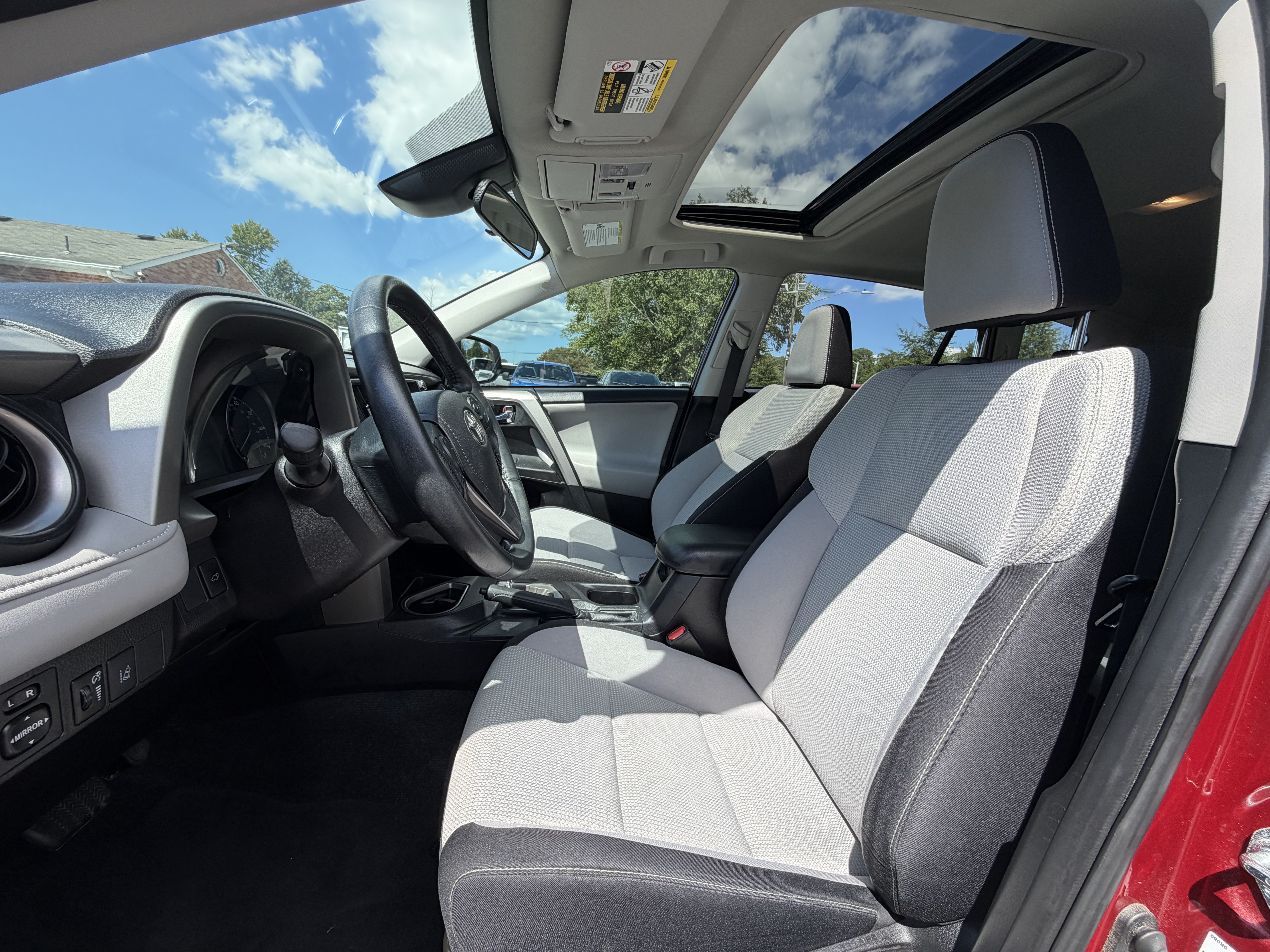 Used 2018 Toyota RAV4 XLE FWD image 10