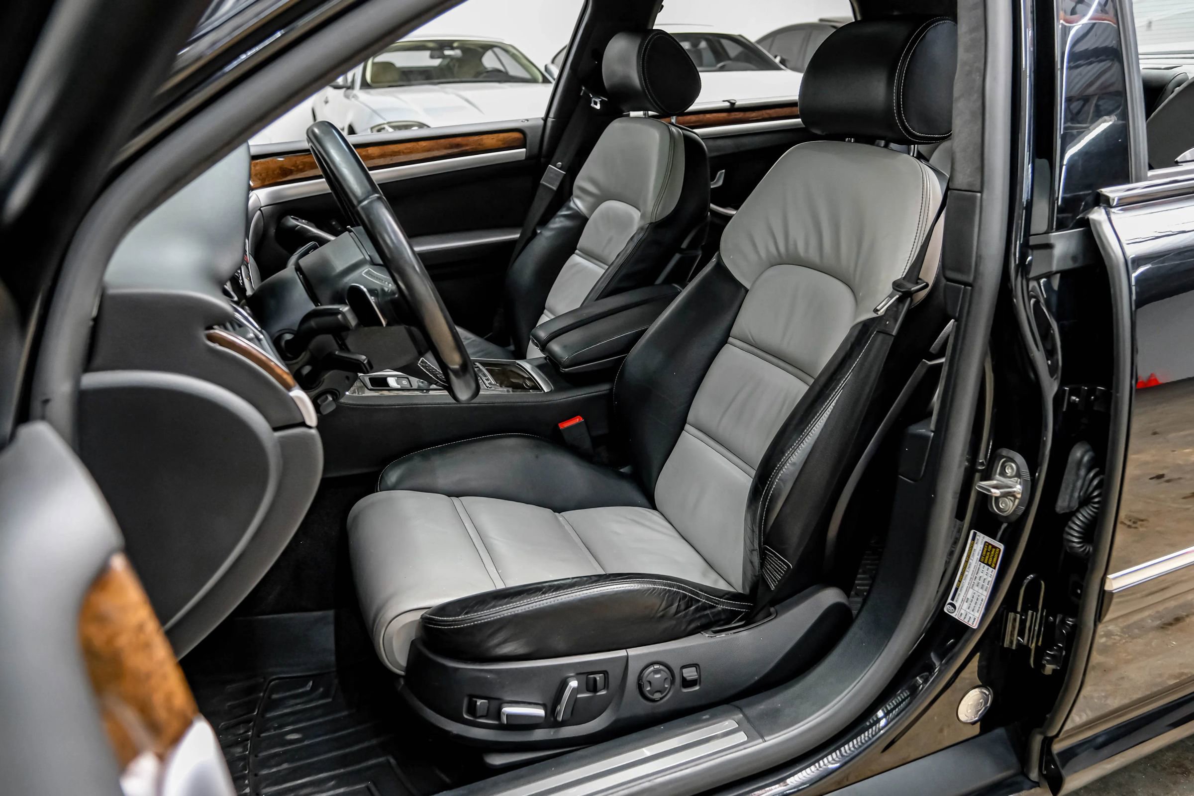 Used 2007 Audi S8 image 32