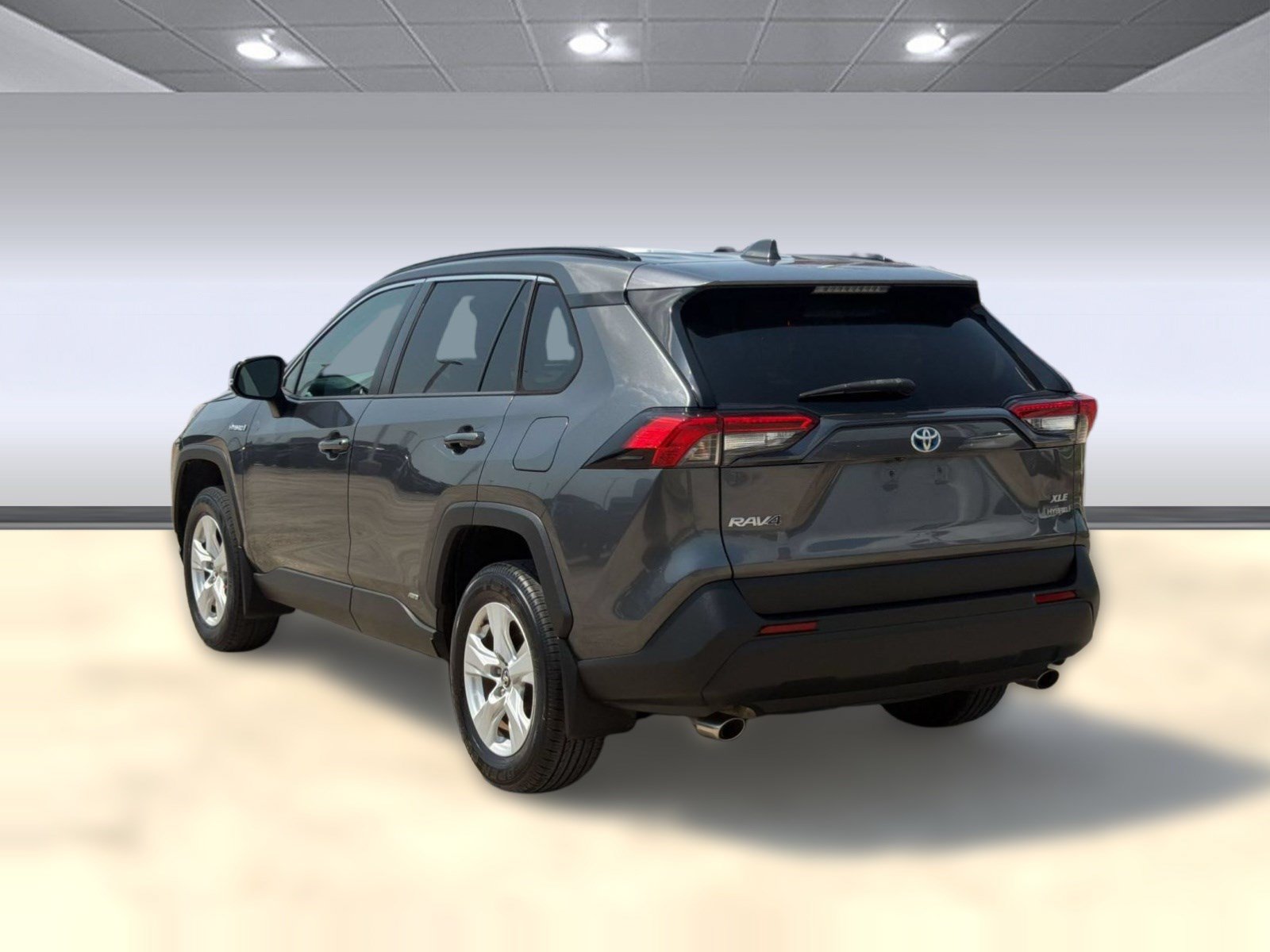 Used 2021 Toyota RAV4 XLE w/ Convenience Package AWD/4WD image 3