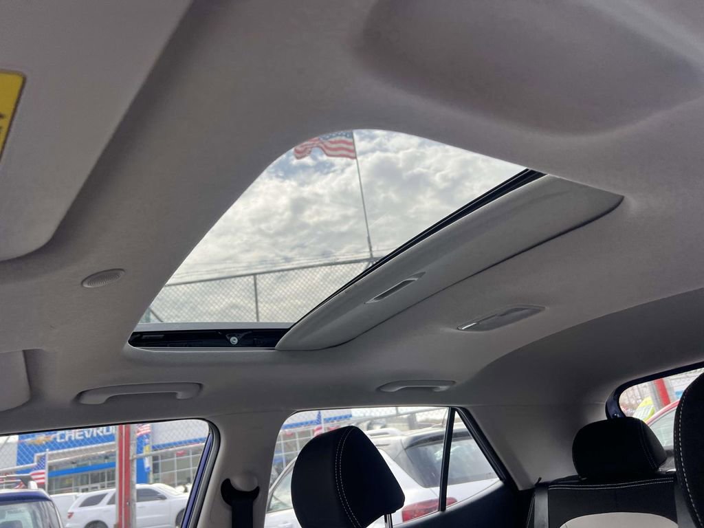 Certified 2025 Hyundai Venue SEL image 20