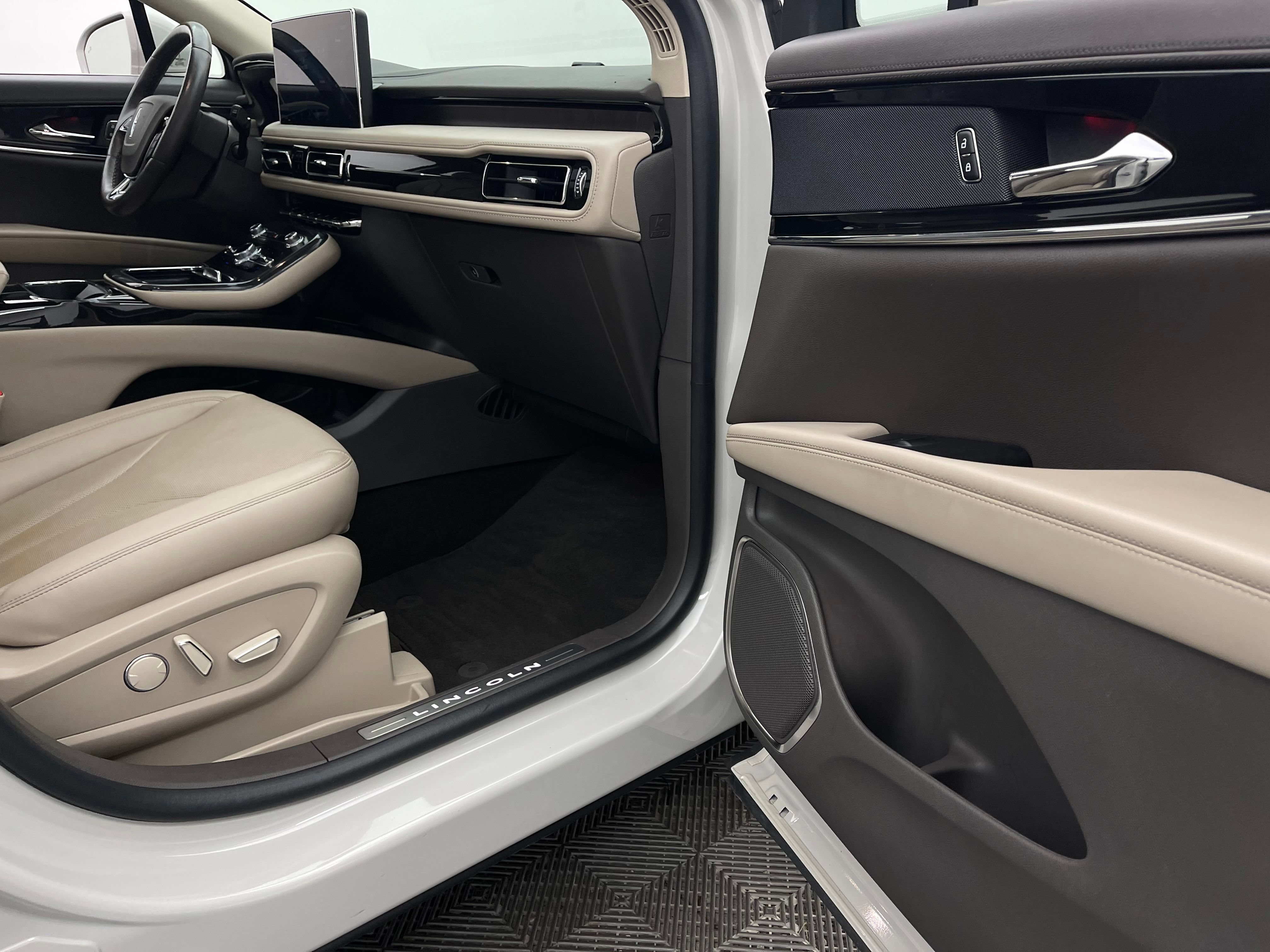 Used 2023 Lincoln Nautilus Reserve AWD/4WD image 36