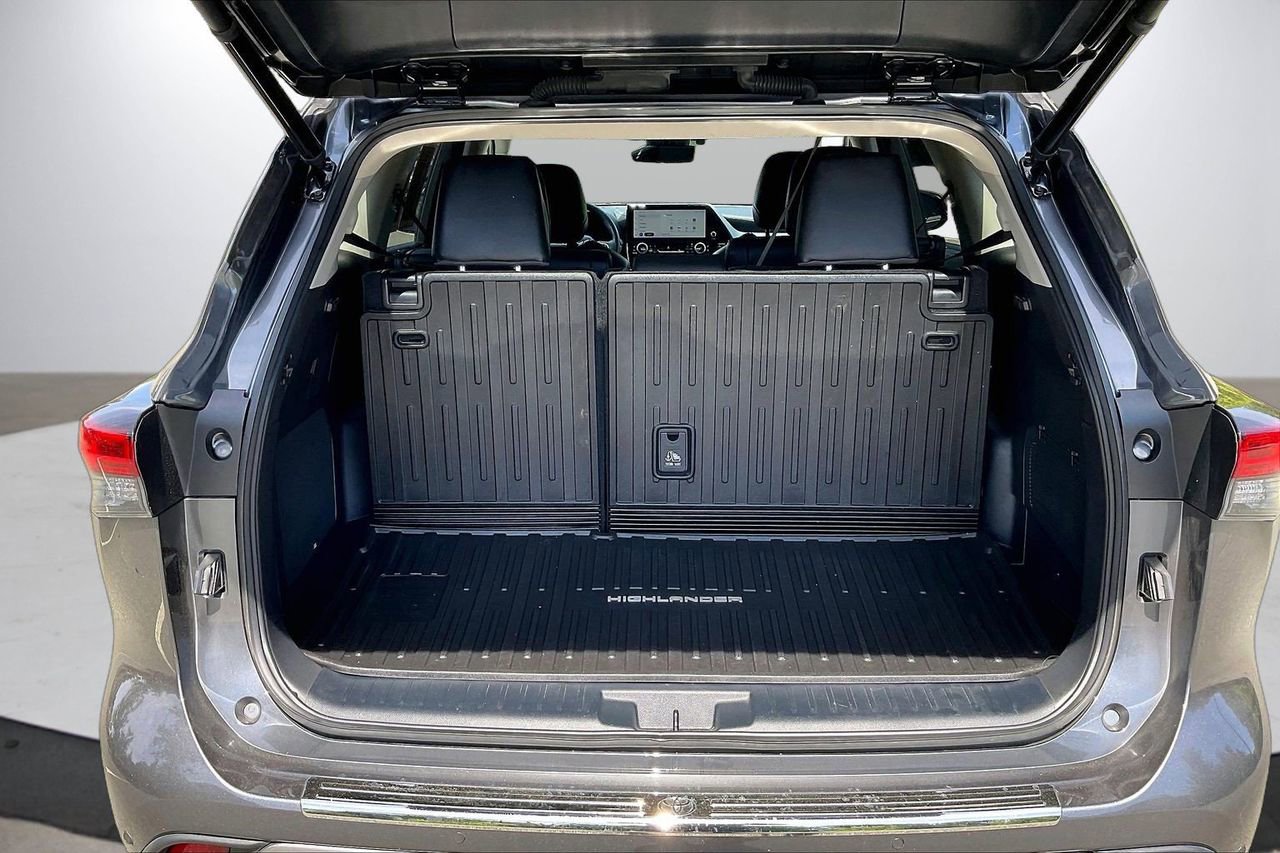 Used 2023 Toyota Highlander Platinum FWD image 28