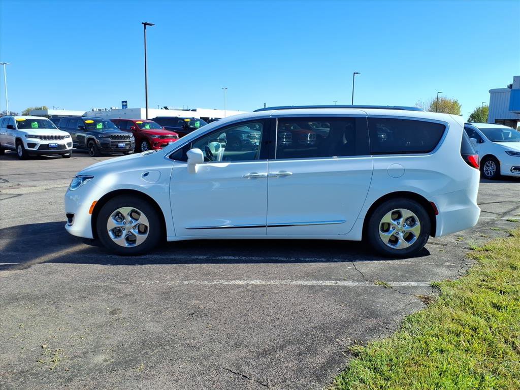 Used 2018 Chrysler Pacifica Touring-L image 16