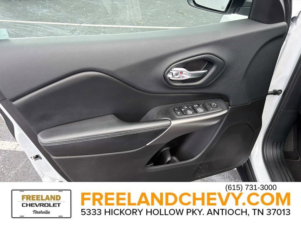 Used 2019 Jeep Cherokee Latitude Plus w/ Comfort/Convenience Group FWD image 20