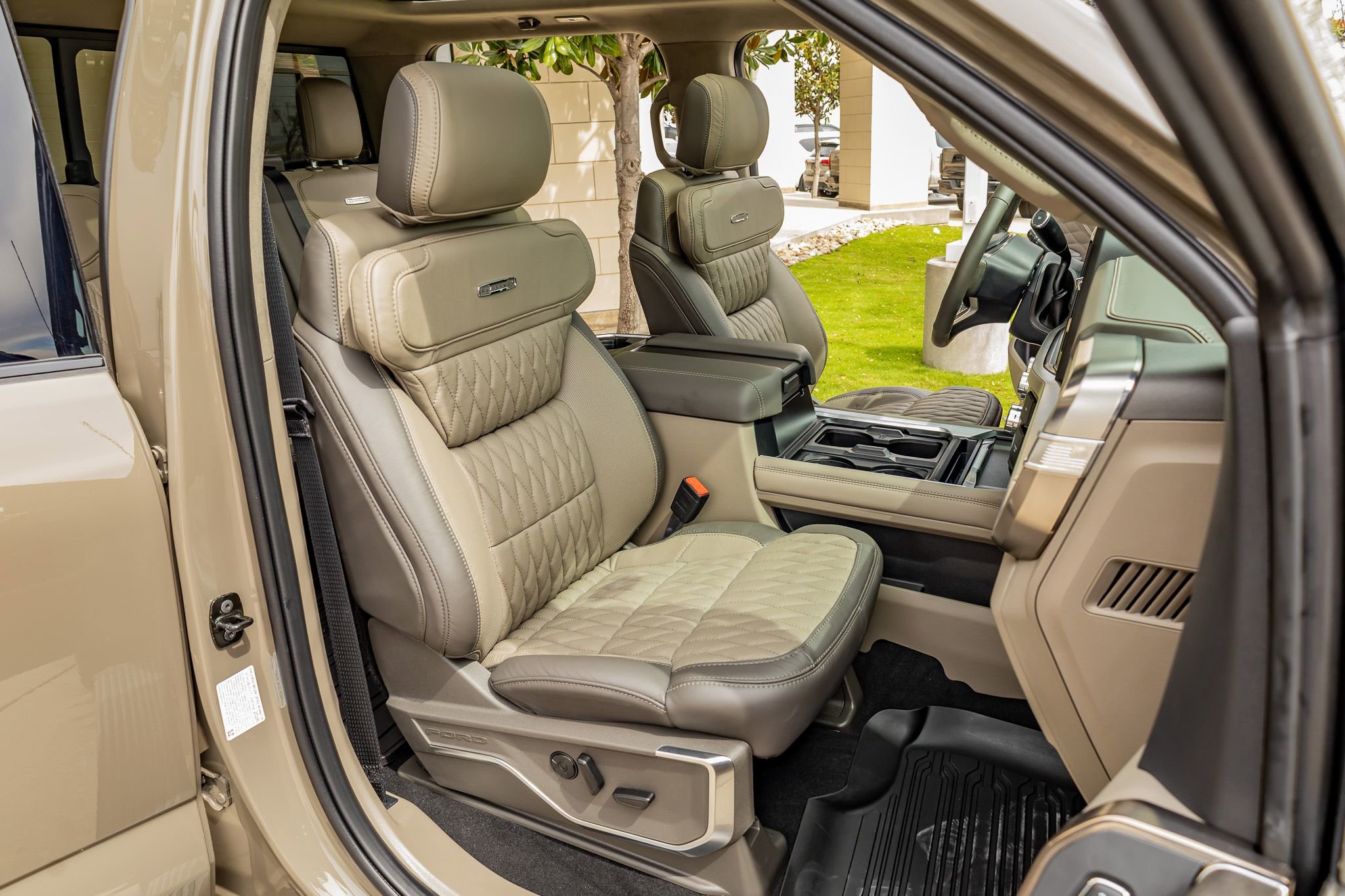 Used 2026 Ford F450 Platinum w/ Platinum Plus Package image 31