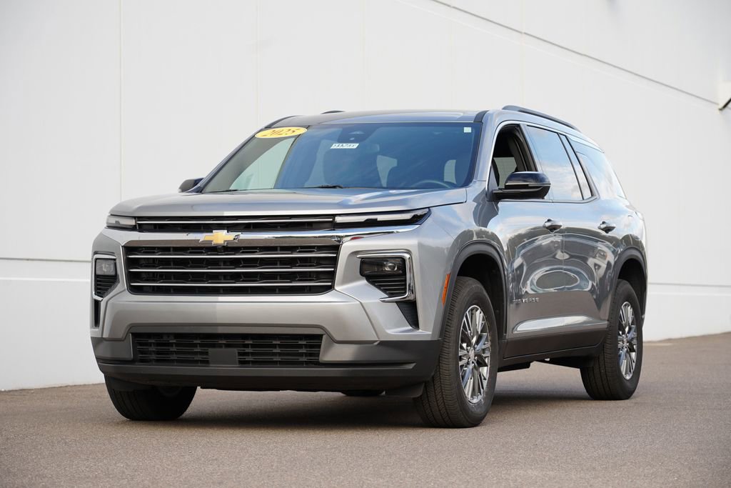 Used 2025 Chevrolet Traverse LT image 7