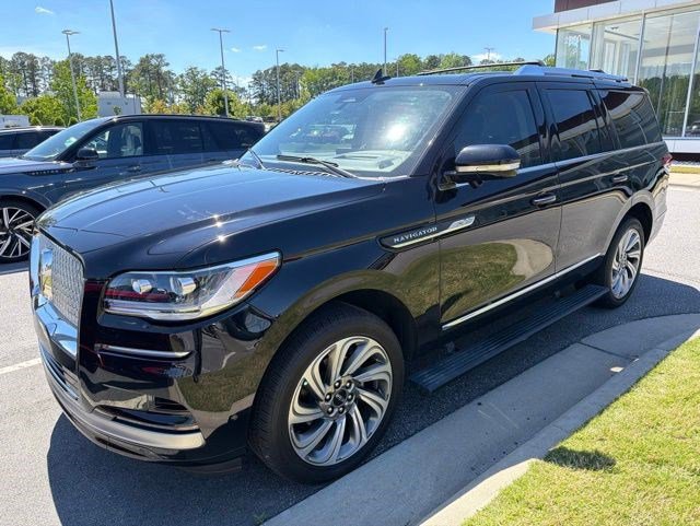 Used 2023 Lincoln Navigator Reserve AWD/4WD image 2