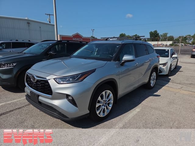 Used 2021 Toyota Highlander Limited AWD/4WD image 3