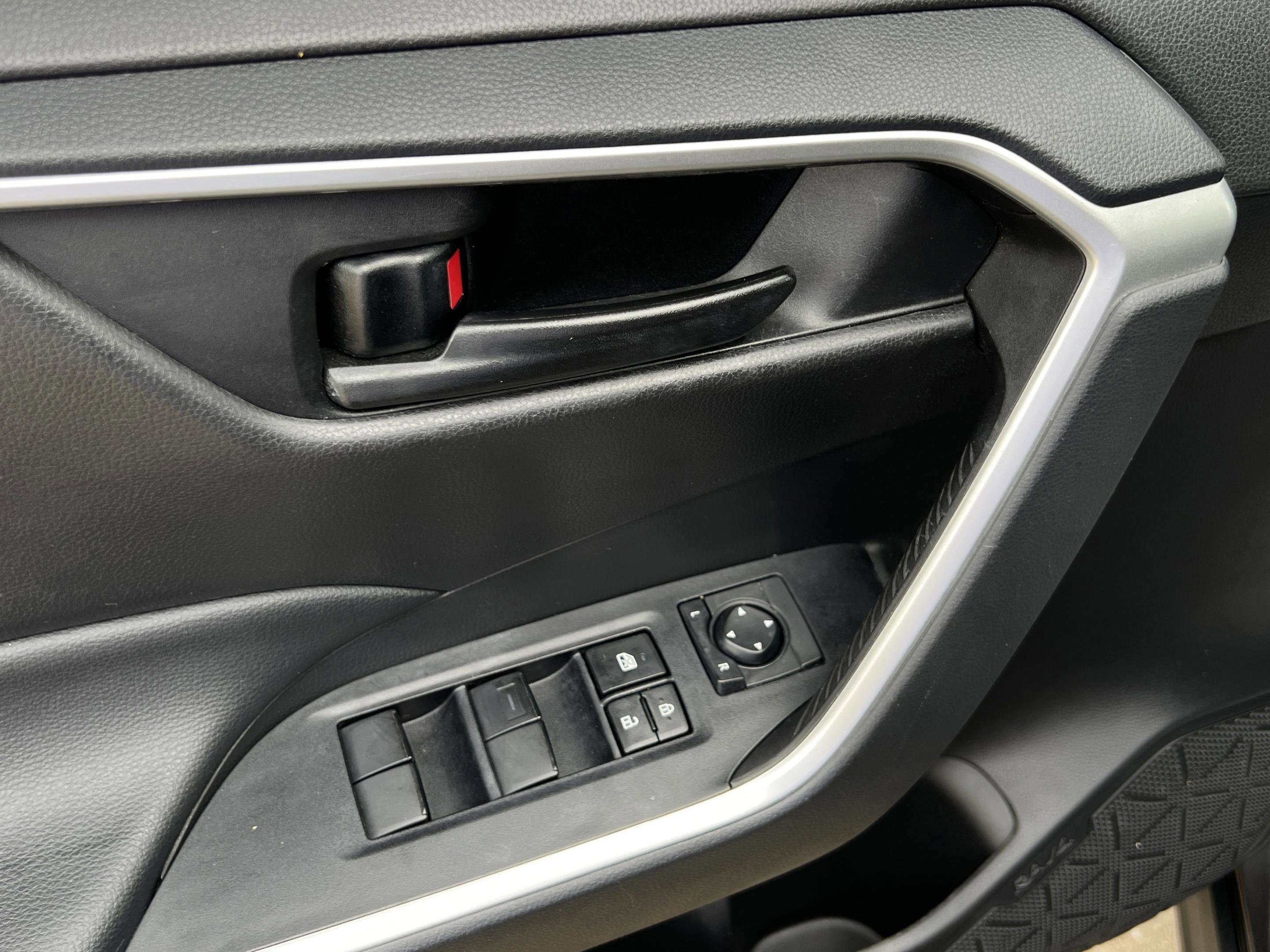 Used 2022 Toyota RAV4 LE FWD image 24