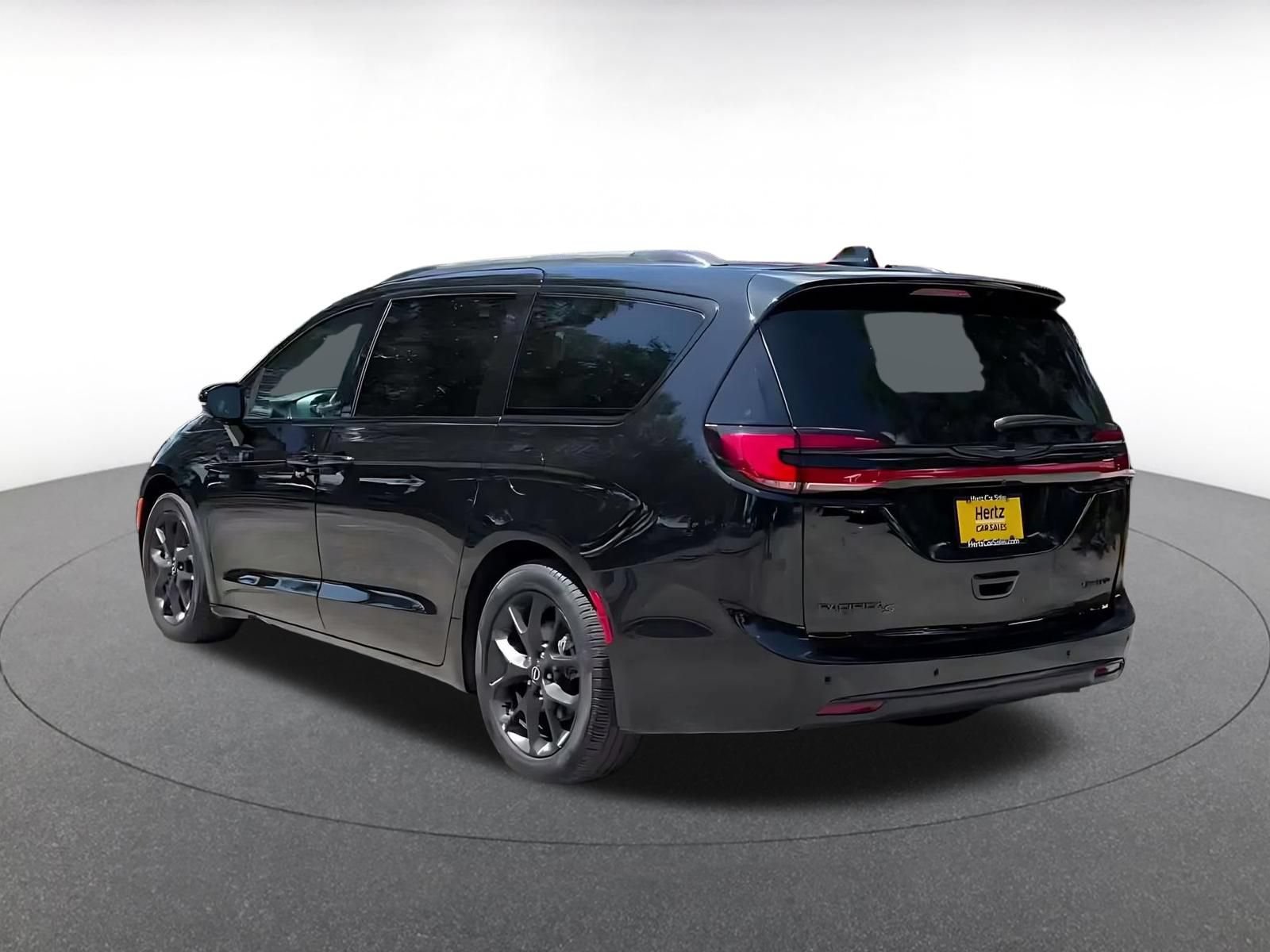 Used 2025 Chrysler Pacifica Limited FWD image 9
