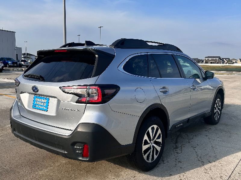 Used 2022 Subaru Outback Premium image 5