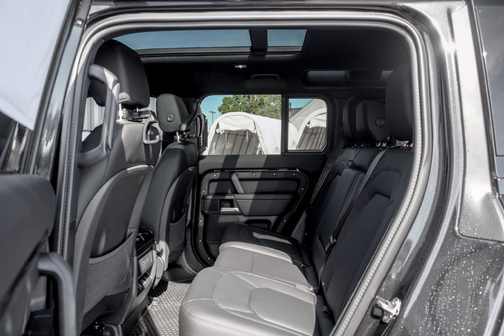 New 2026 Land Rover Defender 110 X-Dynamic SE AWD/4WD image 16