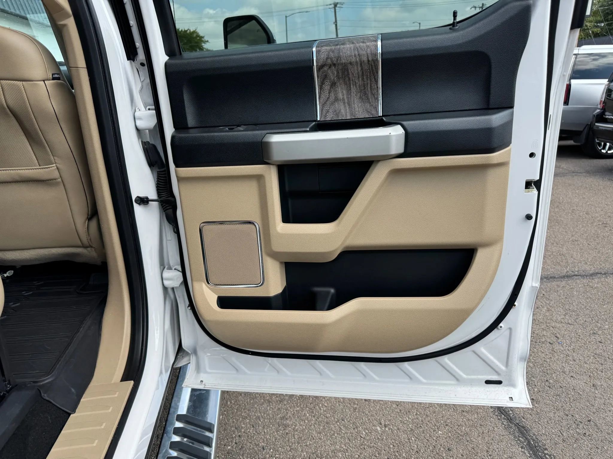 Used 2017 Ford F250 Lariat w/ Chrome Package image 13