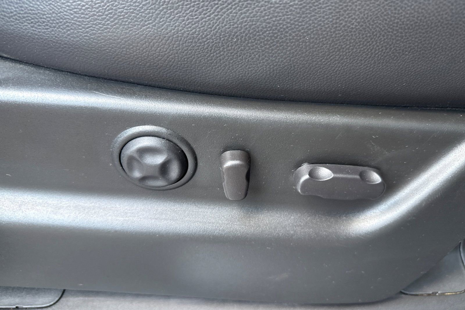 Used 2011 Chevrolet Tahoe LTZ AWD/4WD image 22