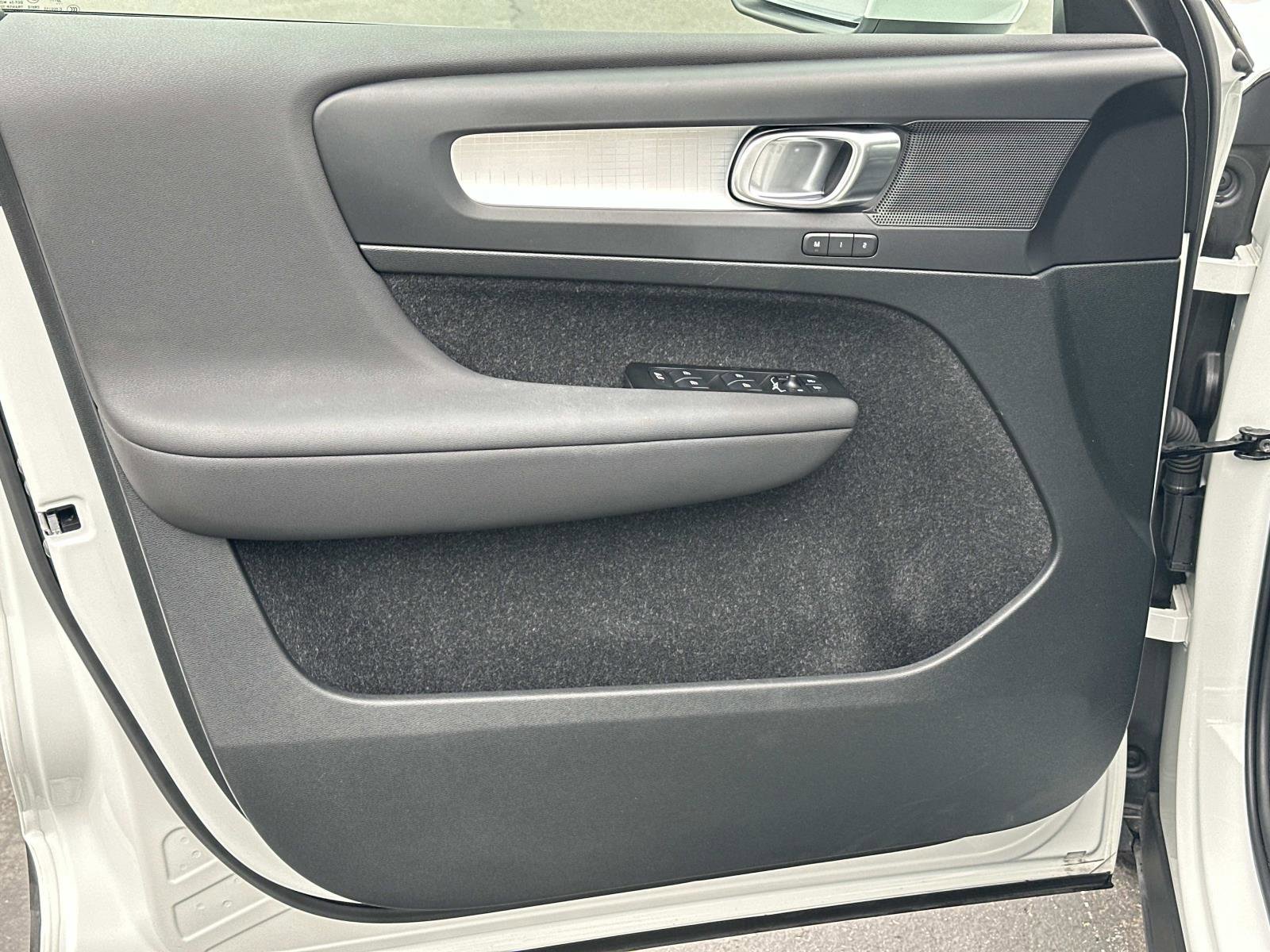 Certified 2021 Volvo XC40 T5 Momentum w/ Premium Package image 15