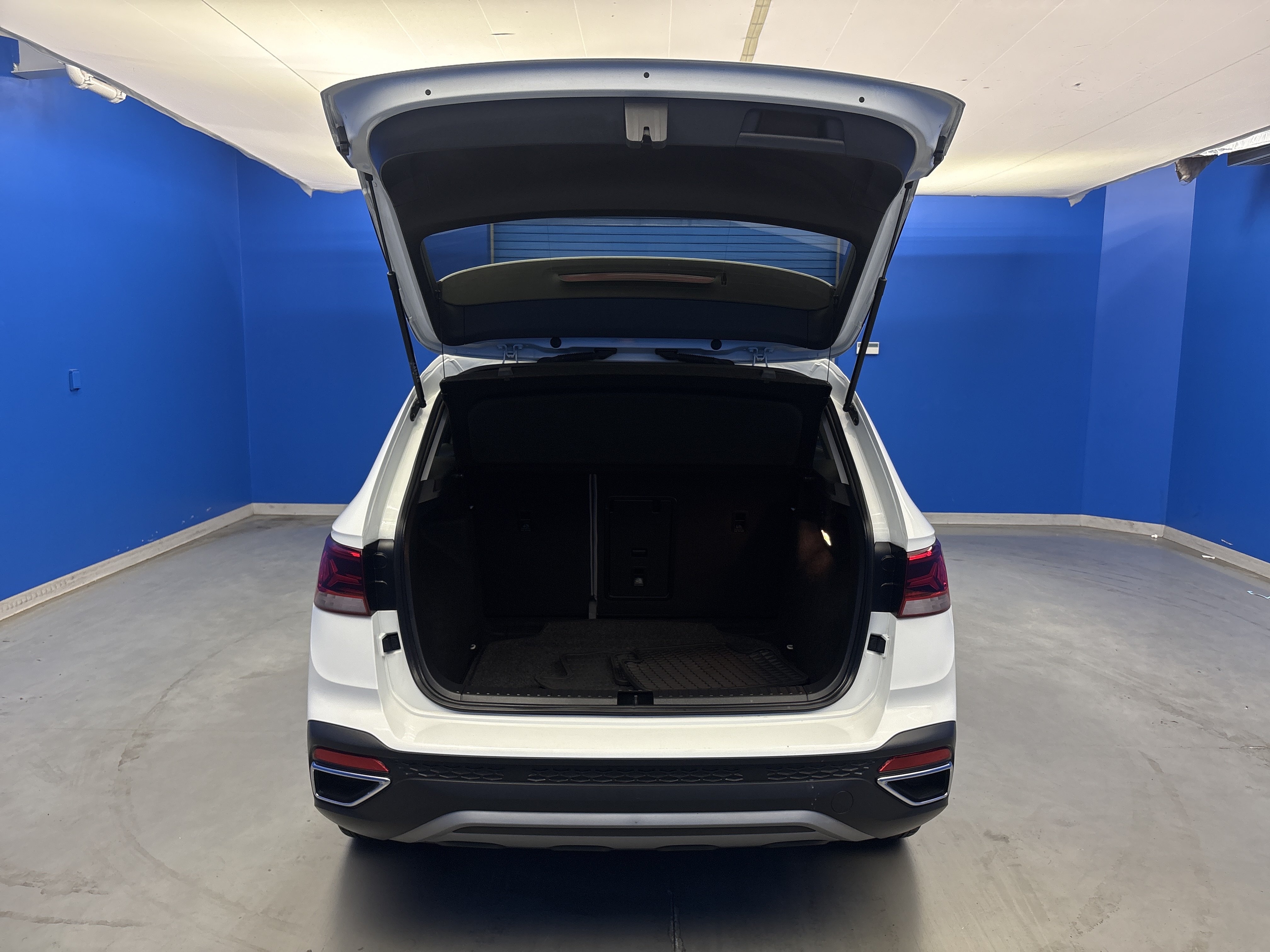 Certified 2023 Volkswagen Taos SE w/ Panoramic Sunroof Package FWD image 28