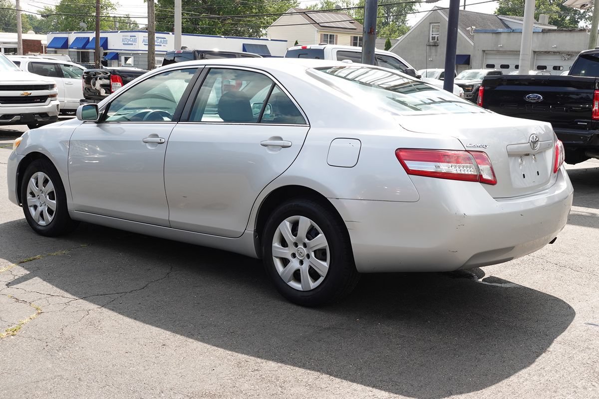 Used 2011 Toyota Camry LE FWD image 2