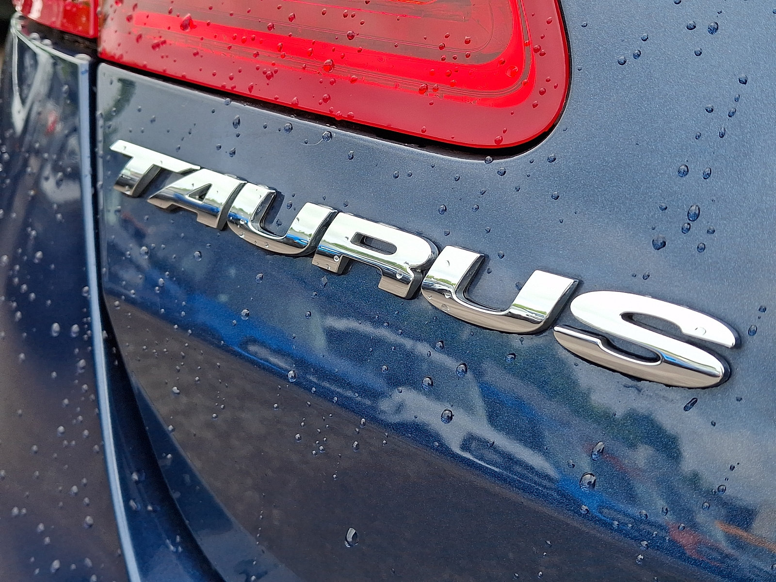 Certified 2017 Ford Taurus SE FWD image 31