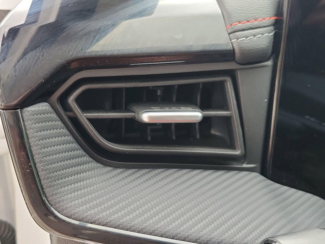 Used 2025 Nissan Kicks SR image 31