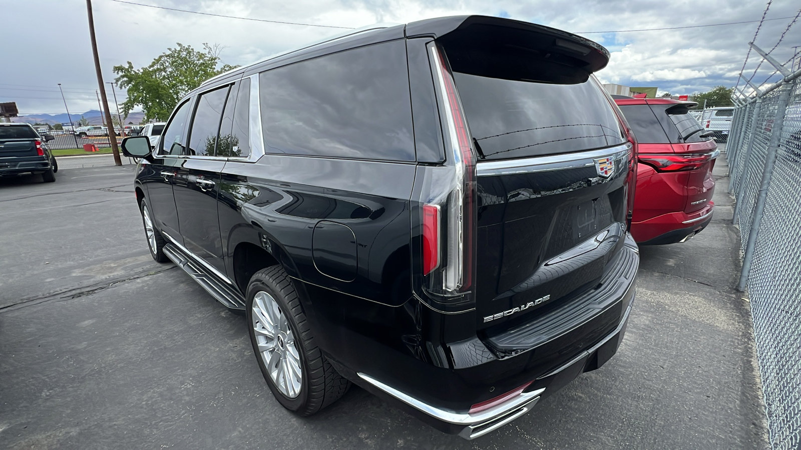 Used 2022 Cadillac Escalade ESV Luxury AWD/4WD image 3