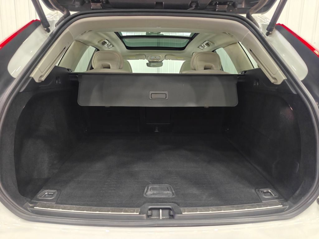 Used 2022 Volvo XC60 B5 Momentum AWD/4WD image 32