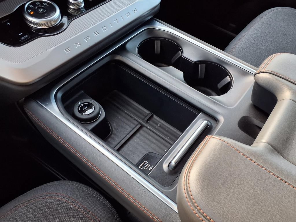 Used 2025 Ford Expedition Active AWD/4WD image 12