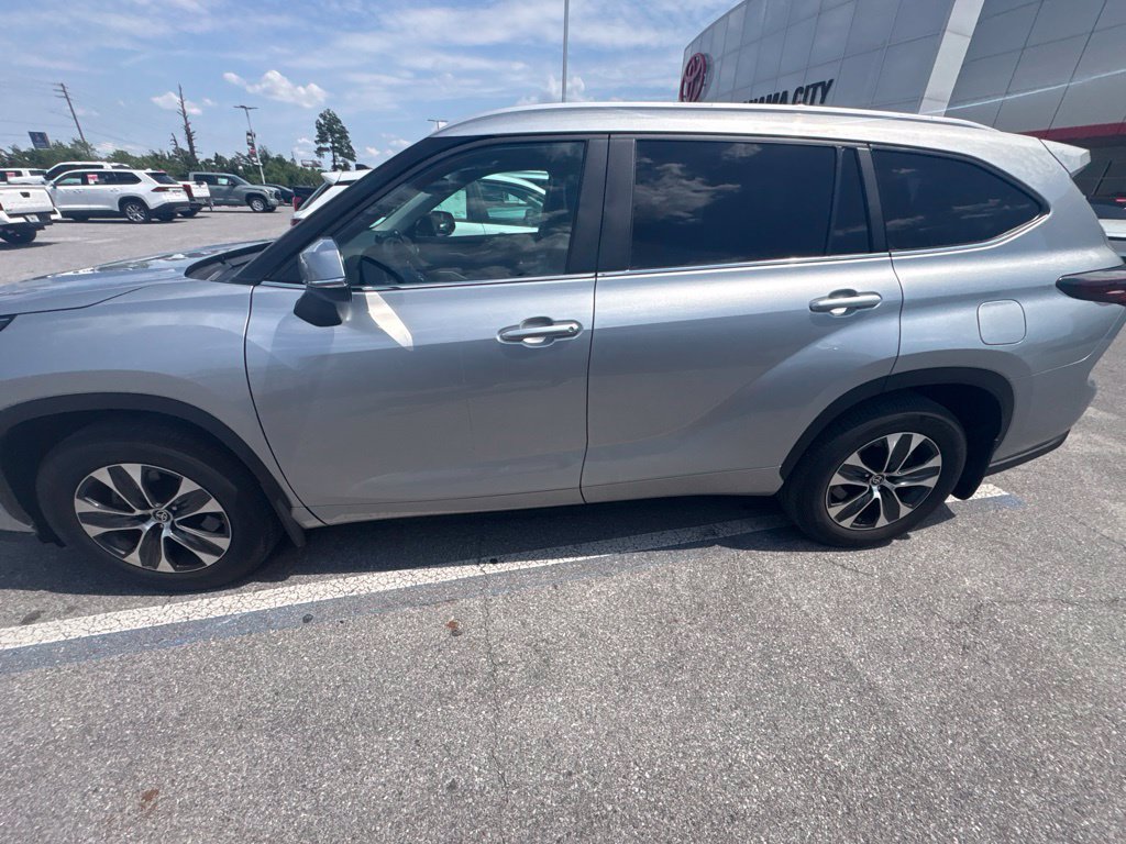 Used 2024 Toyota Highlander XLE FWD image 5