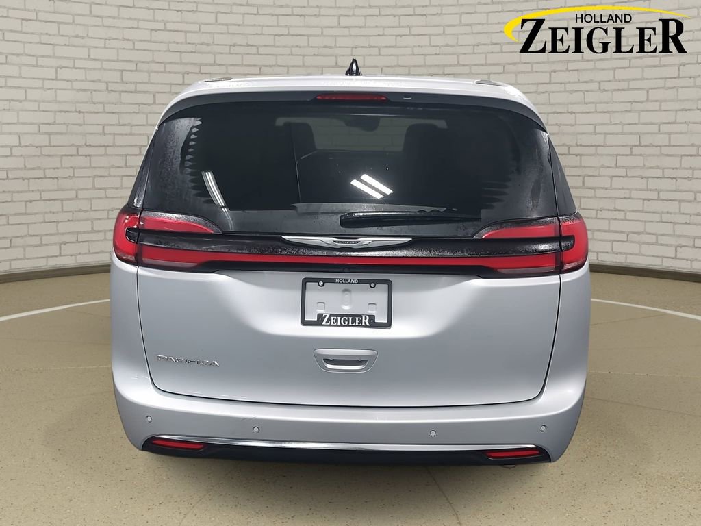Used 2024 Chrysler Pacifica Touring-L image 6