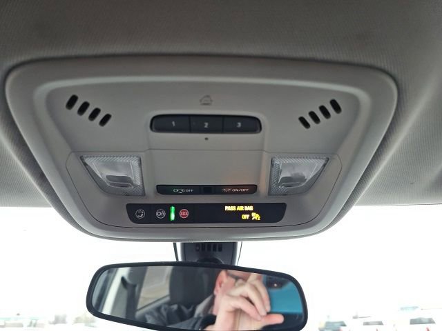 Used 2021 Chevrolet Traverse LT image 48