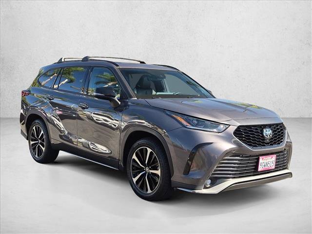 Used 2021 Toyota Highlander XSE FWD image 3