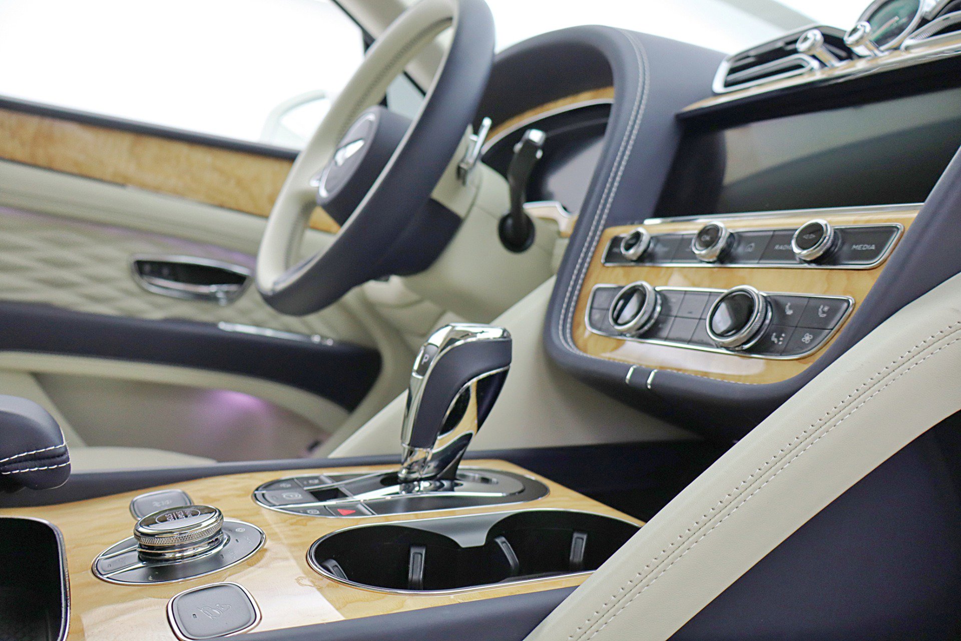 Used 2024 Bentley Bentayga image 41