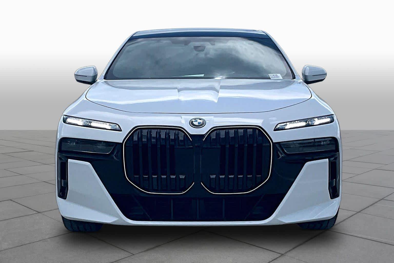 Used 2026 BMW 750e xDrive w/ Executive Package AWD/4WD image 3