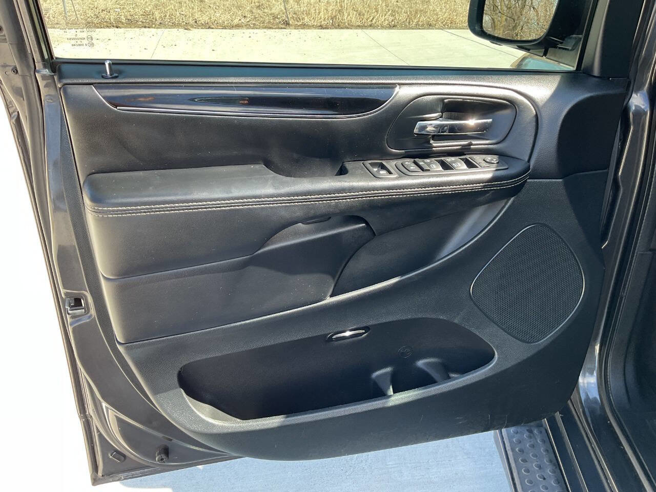 Used 2016 Dodge Grand Caravan SXT image 29
