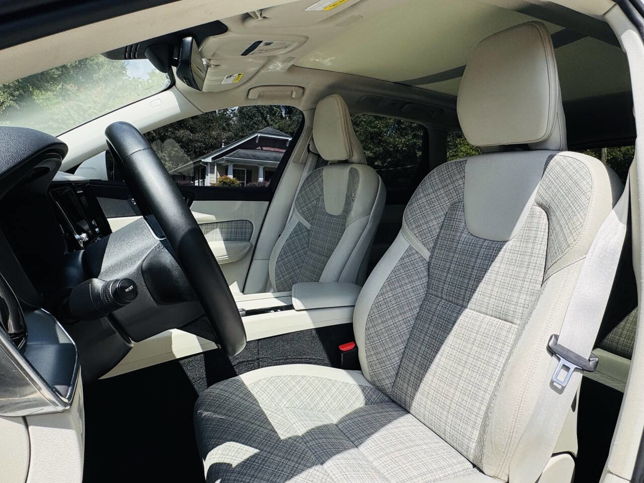 Used 2022 Volvo XC60 B5 Momentum image 9