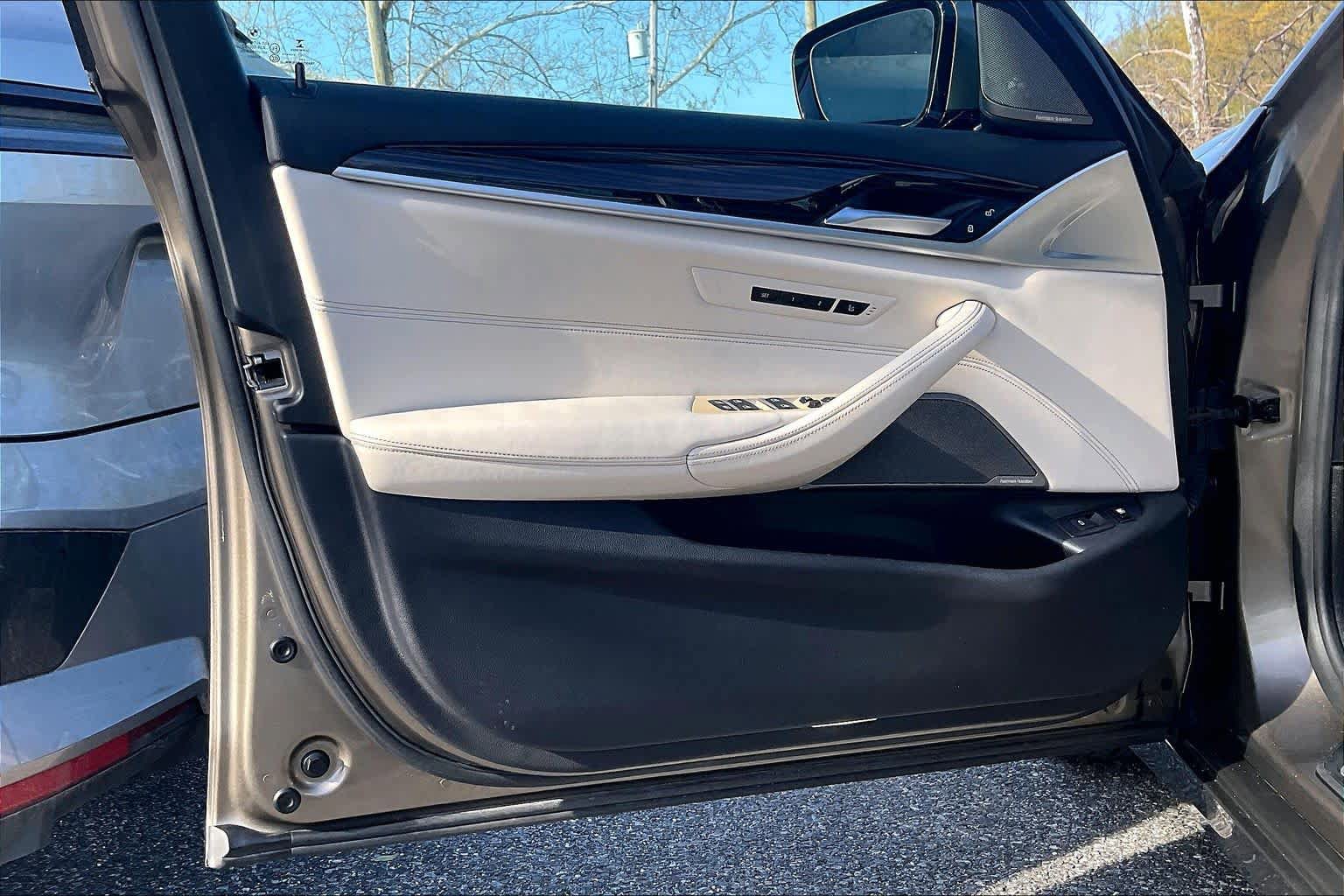 Used 2018 BMW 530e xDrive image 23