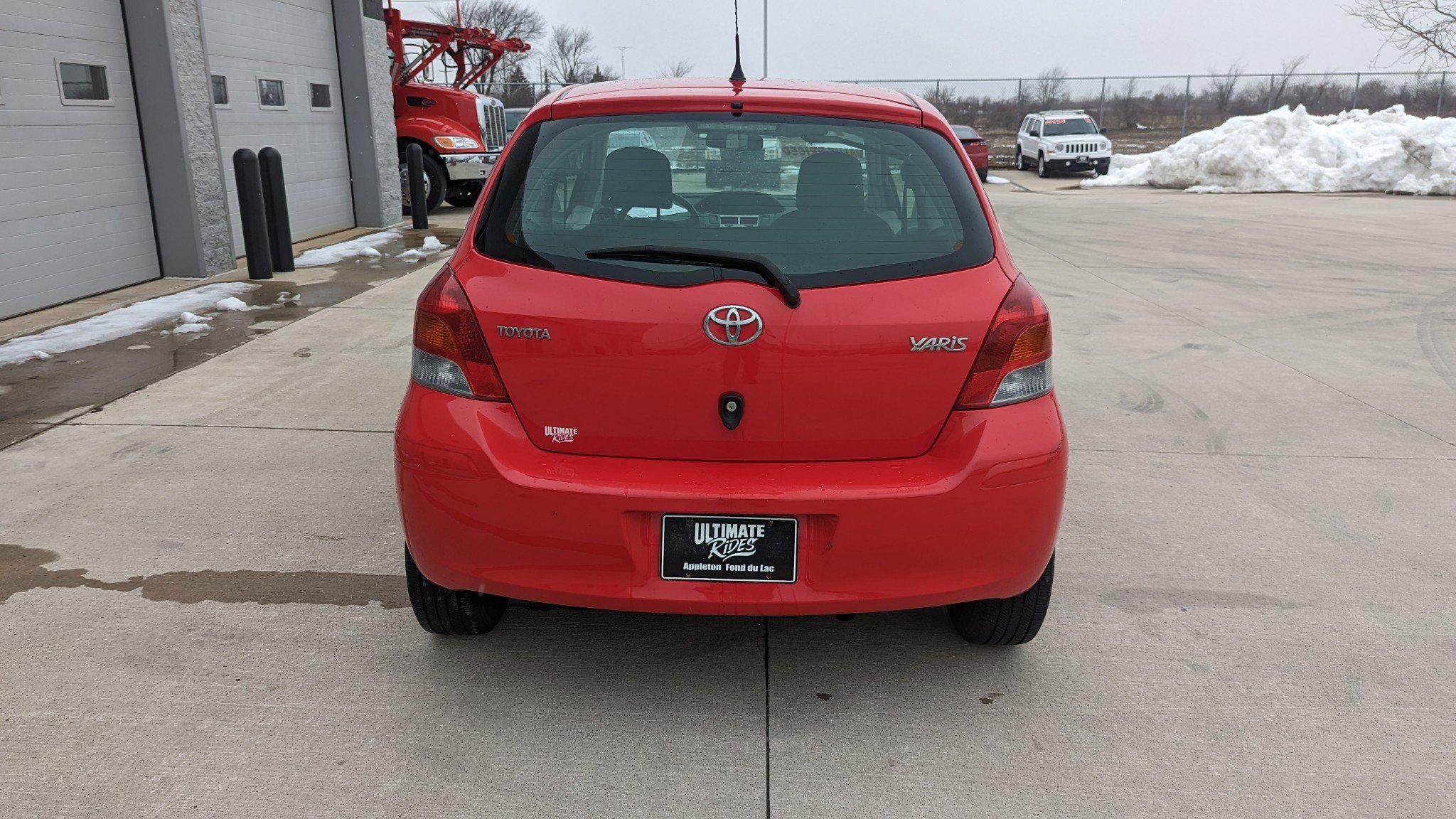 Used 2010 Toyota Yaris 2-Door Hatchback image 2
